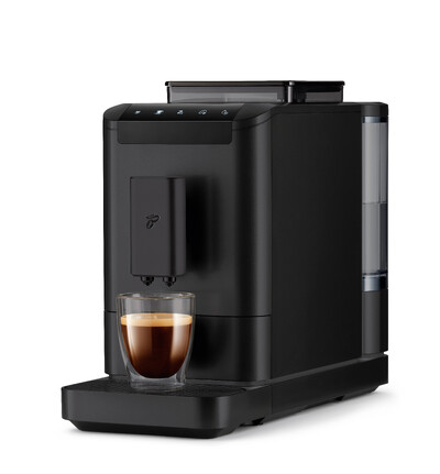 Schwarzer Kaffeevollautomat mit Glas Espresso