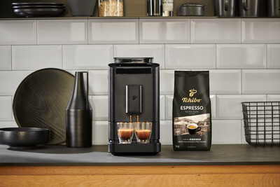 Espressomaschine mit zwei Gläsern und Tchibo Kaffee