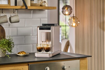 Moderne Kaffeemaschine mit zwei Espressotassen