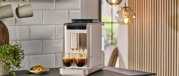 Moderne Kaffeemaschine mit zwei Espressotassen