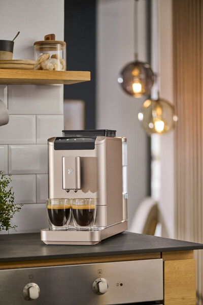 Espressomaschine bereitet zwei Gläser Kaffee