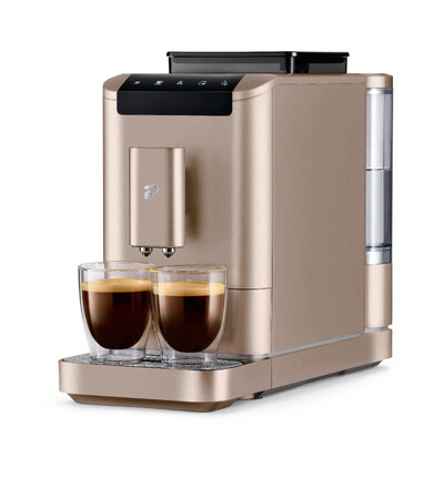 Goldene Kaffeemaschine mit zwei Espressotassen