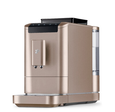 Goldene Kaffeemaschine mit Wasserbehälter rechts