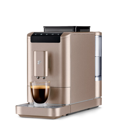 Goldene Kaffeemaschine mit Glas Espresso