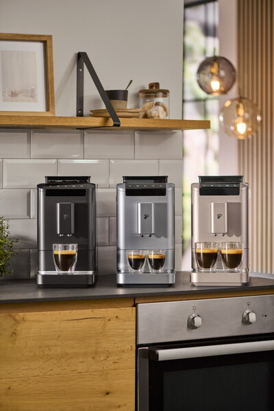 Drei Espressomaschinen in moderner Küche