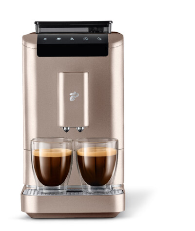Goldene Kaffeemaschine mit zwei vollen Gläsern