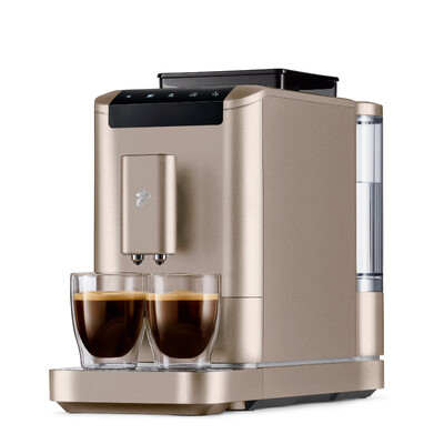 Goldene Kaffeemaschine mit zwei Espressotassen