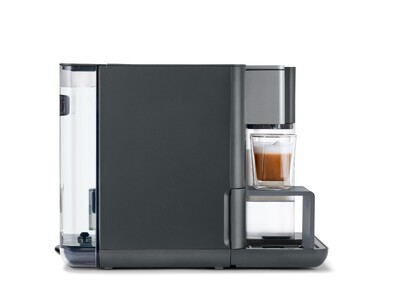 Moderne Kaffeemaschine mit Latte Macchiato im Glas
