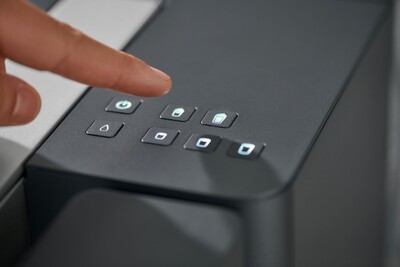 Finger tippt auf beleuchtete Tasten eines Druckers