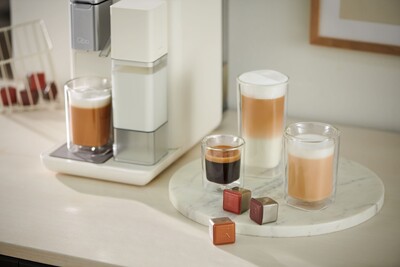 Kaffeemaschine mit Milchbehälter und vier Getränken