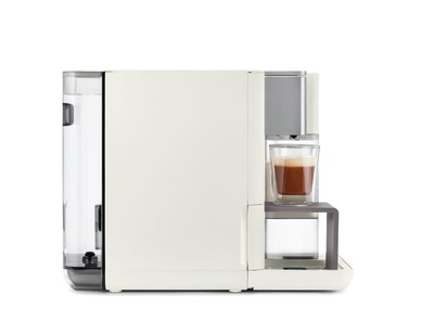 Weiße Kaffeemaschine mit Glas Cappuccino