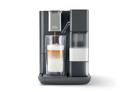Kaffeemaschine bereitet Latte Macchiato zu