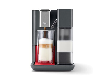 Graue Kaffeemaschine mit Glas Latte Macchiato