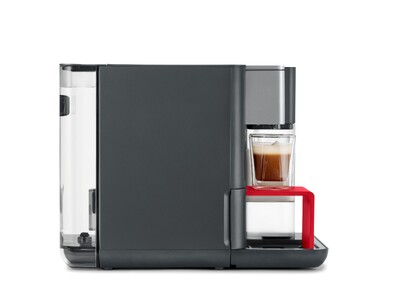 Moderne Kaffeemaschine mit Glas Espresso
