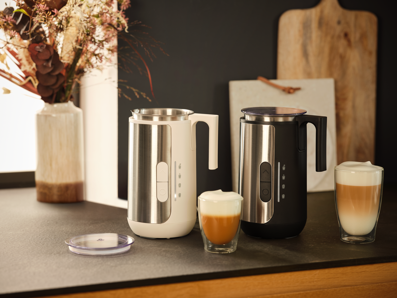 Zwei Milchaufschäumer und Gläser mit Latte Macchiato
