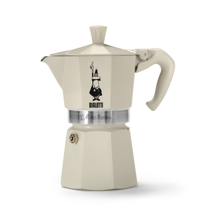 Beige Bialetti Moka-Kanne vor weißem Hintergrund