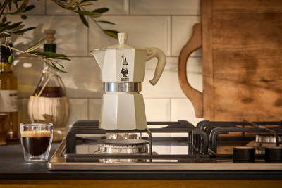 Herd mit Espressokocher und Glas Espresso