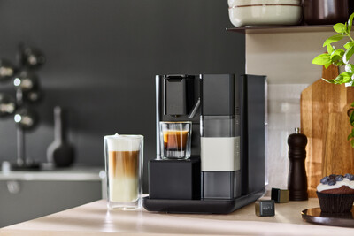 Moderne Kaffeemaschine mit Latte Macchiato und Espresso