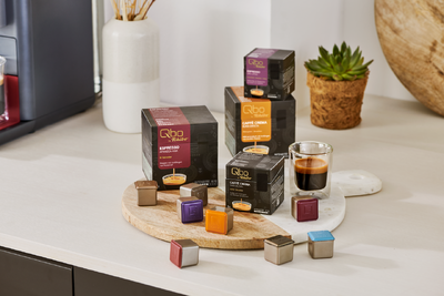 Kaffeekapseln und Tchibo Qbo Packungen mit Espresso