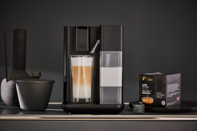 Kaffeemaschine mit Latte Macchiato und Kapselpackung