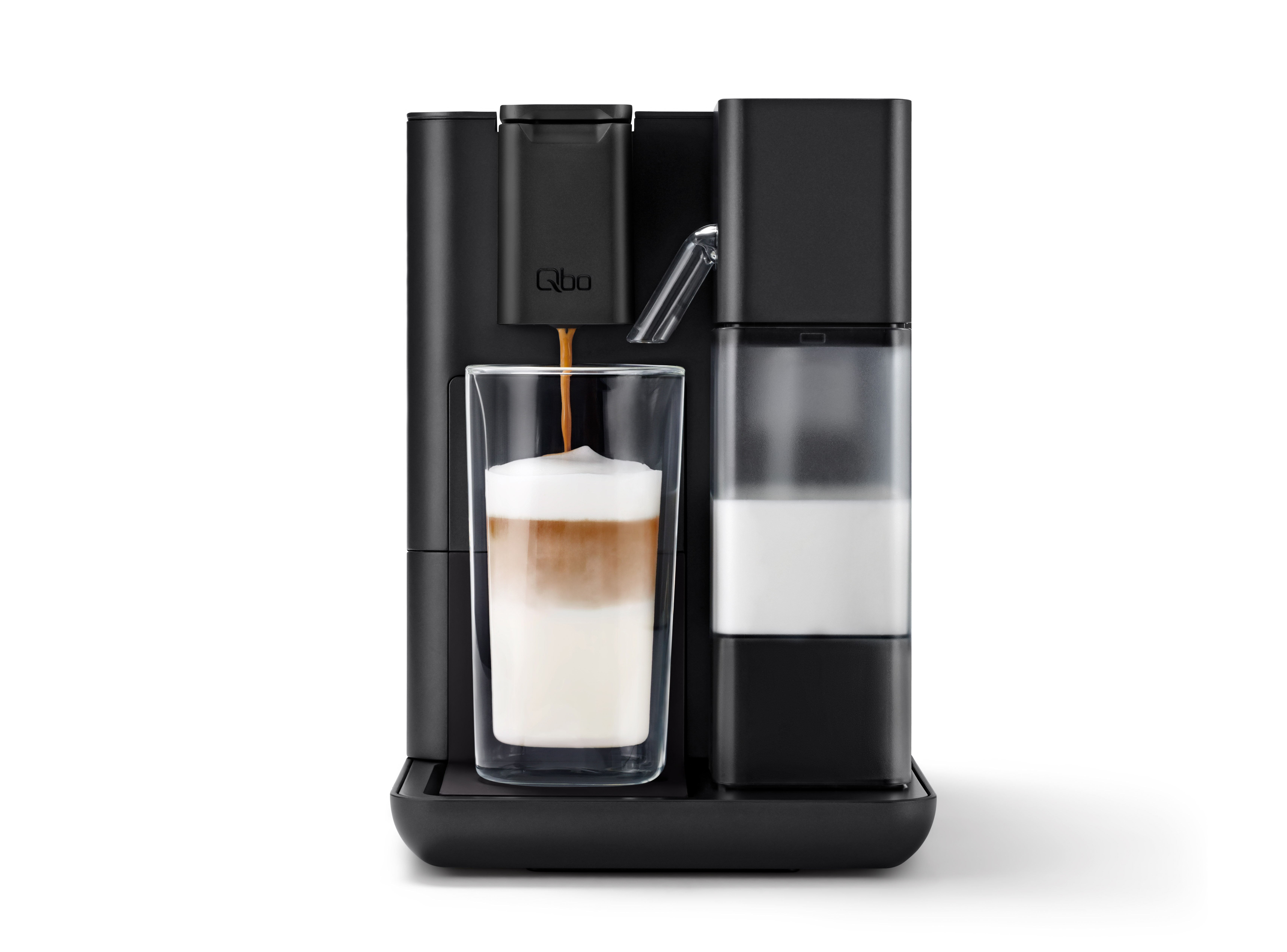 Schwarze Kaffeemaschine bereitet Latte Macchiato
