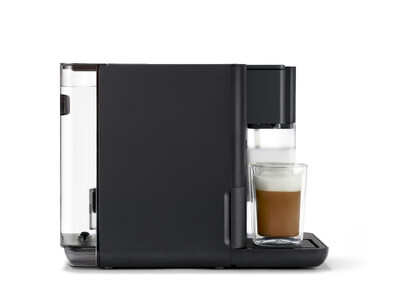 Schwarze Kaffeemaschine mit Glas Cappuccino