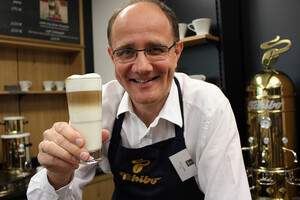 Perfekt gestreift! Nach mehreren Anläufen gelingt Arnd Liedtke, Direktor Konzernkommunikation, ein sehr ansprechender Latte Macchiato. Fehlt nur noch der Apfel im Milchschaum. Aber \'Latte Art\' wäre dann ein neues Seminar...
