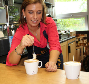 Das ist unsere Barista Olivia Walter. Die gelernte System-Gastronomin hat unter anderem in Italien gelernt. Olivia Walter lebt Kaffee, sie bereitet und trinkt ihn - nach eigener Aussage - literweise.