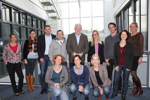 ... anwesenden Corporate Blogger: Malina Wiegand (Tchibo), Luisa Vollmar (Telekom), Sven Nitsche (Schwäbisch Hall), Michael Hufelschulte (Vodafone), Ludger Freese (Fleischerei Freese), Susanne Knittel (Danone), Daniel Streuber (Jack Wolfskin), Christina Wolf (Hays), Linda Grohe (Verdener Keks- und Waffelfabrik). Untere Reihe: Carmen Hillebrand (Metro), Sandra Coy (Tchibo), Katharina Scheele (Tchibo).