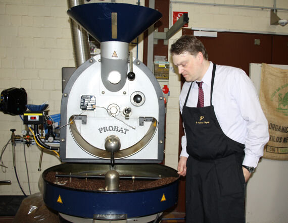 Hier röstet Dr. Bytof die Kaffeebohnen zur Probe