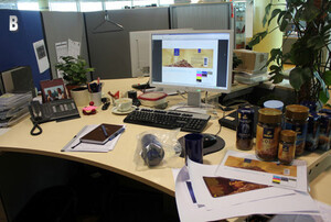 Dieser Mitarbeiter hat seine Arbeitsutensilien immer am Platz: Kaffee!