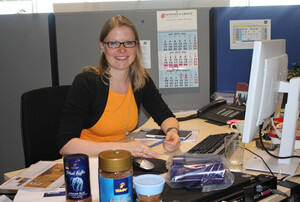 4/B Anika Steinbach ist Produktmanagerin Coffee International/Eastern Europe. Ihr Spezialgebiet: löslicher Kaffee - der ist in Osteuropa nämlich viel beliebter als bei uns.