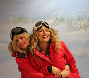 Vanessa und Julia sind im Zwillingslook.
