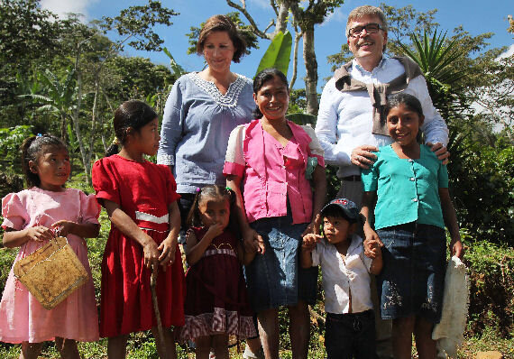 Kathrin Wieland, Geschäftsführerin Save the Children Deutschland, und Achim Lohrie, Tchibo Direktor Unternehmensverantwortung, überzeugen sich vor Ort von den Lebensbedingungen der Farmerfamilien. Hier im Bild: die Familie Vasquez.