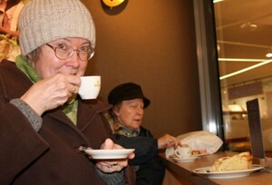 Erwischt... schwarzer Espresso und dazu ein Stück saftiger Apfelkuchen. Ganz klarer Fall: Genusstrinkerin.