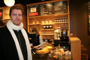 Bei Frank sollte der Kaffee wie Jacke und Schal sein: schwarz-weiß.