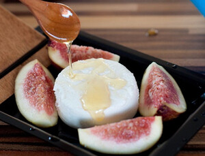 Ziegenkäse und Feigen, beträufelt mit Honig