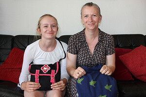 Das ist meine Mutter. Sie freut sich über die neuen Sofakissen!
