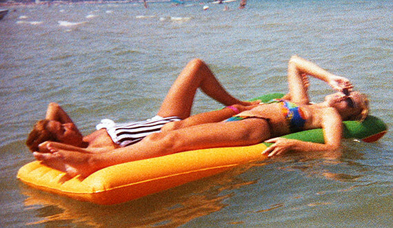 Claudia wundert sich, warum in den 80ern die Bikinihöschen sehr hoch getragen wurden.