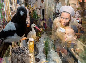 Huh: Rebecca (Elfenkind Berlin) und Tochter sind von der Ausstellung