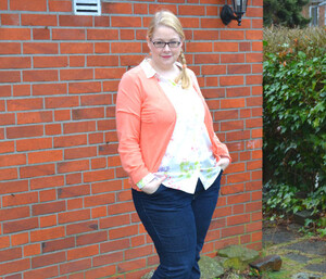 nicole-mit-strickjacke