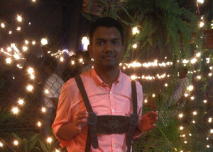 Bangladesch Jamil feiert das Oktoberfest