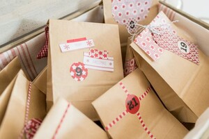 ... und verzierte die 24 Tüten mit Washi Tape, Geschenkpapier und bestempelten Anhängern.