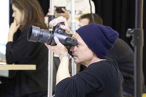 Fotograf Manuel Pandalis beim Shooting für die Printvisuals