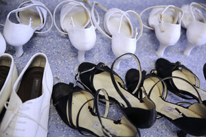 Weiße Schuhe, schwarze Schuhe: Ausschnitt des Umkleideraums der Stylistin