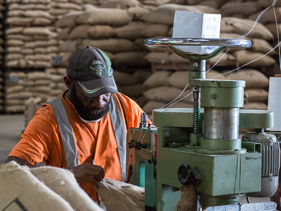 Auch die Kaffeesäcke werden von Hand genäht