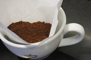 Das Kaffeemehl kommt in den Handfilter...