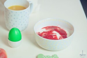 Zu Ostern darf das Frühstücksei dann auch mal in bunten Farben leuchten.
