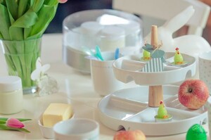 Eine Etagere mit Deko-Huhn und Hase macht Lust auf das Osterfest.