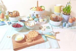 Ein großes, üppiges Osterfrühstück am Ostersonntag mit den Liebsten an einem Tisch.